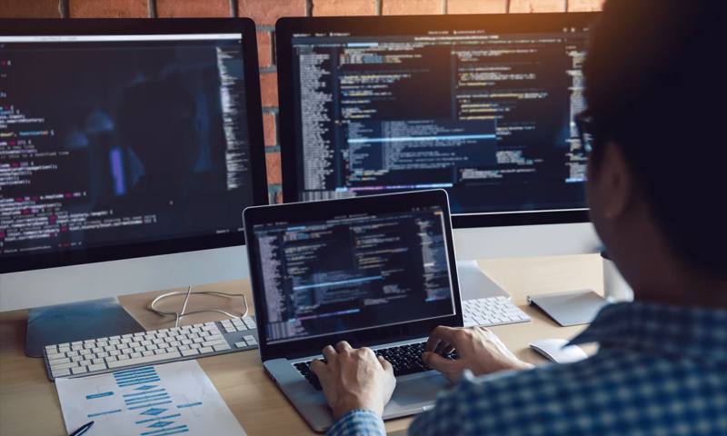 数据科学选型：R与Python如何赋能临江市网站建设？